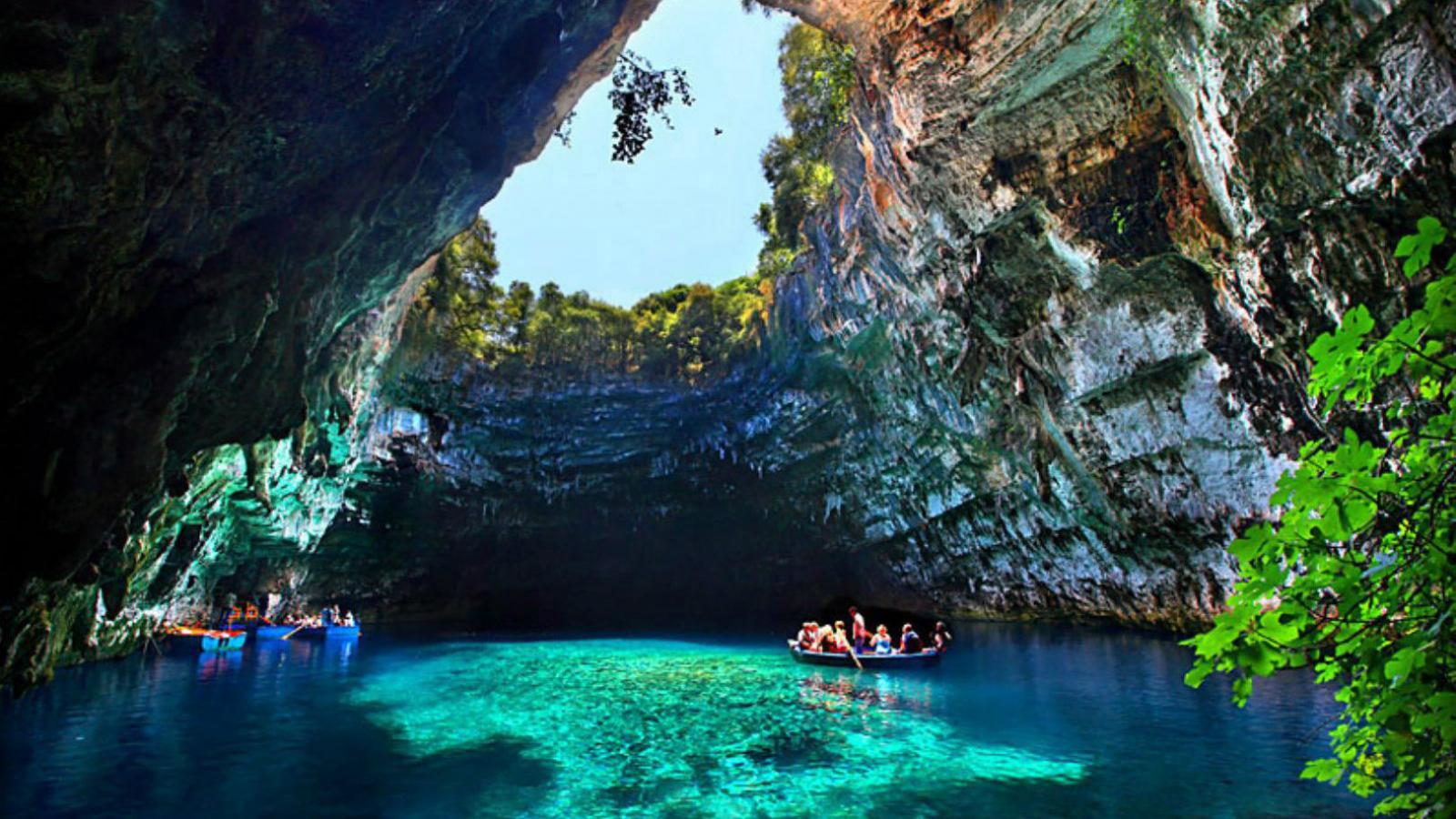 Самые красивые и интересные места. Пещера Мелиссани Греция. Кефалония пещера Мелисанна. Кефалония озеро Мелиссани. Озеро-пещера Мелиссани, Греция.